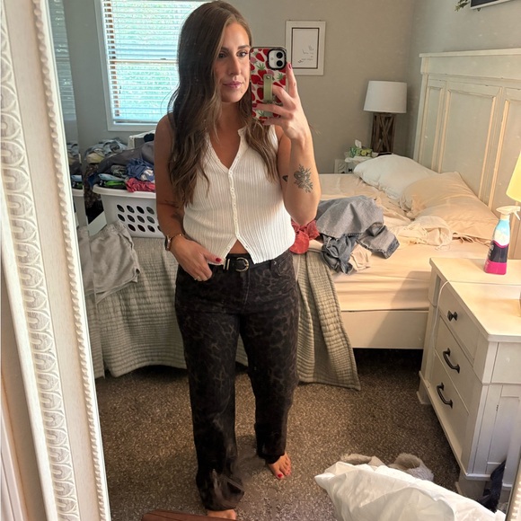 Abercrombie & Fitch High Rise 90s Relaxed Leopard Print Jeans - Picture 4 of 4